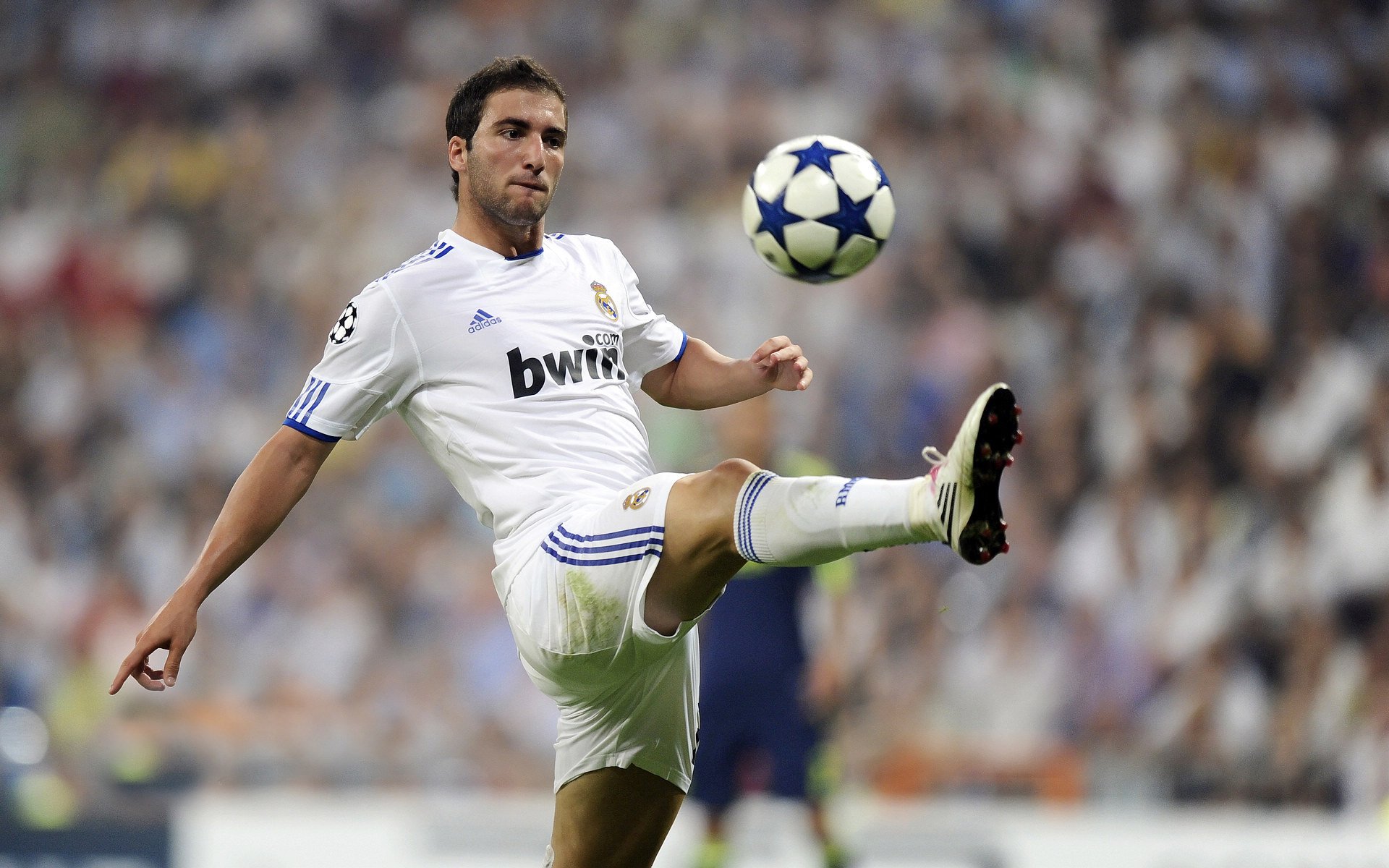 老鹰不断突破！，浓眉哥连续五场比赛得分超过持续失利上演精彩一战